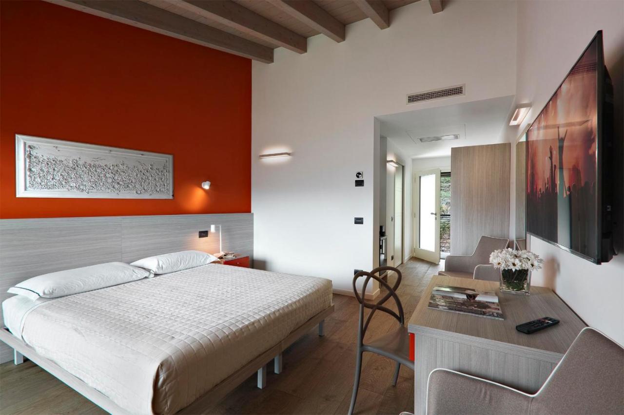 Residence Caffe Maya Maslianico Екстер'єр фото