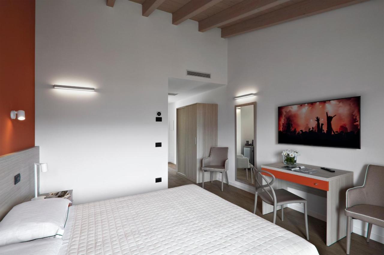 Residence Caffe Maya Maslianico Екстер'єр фото
