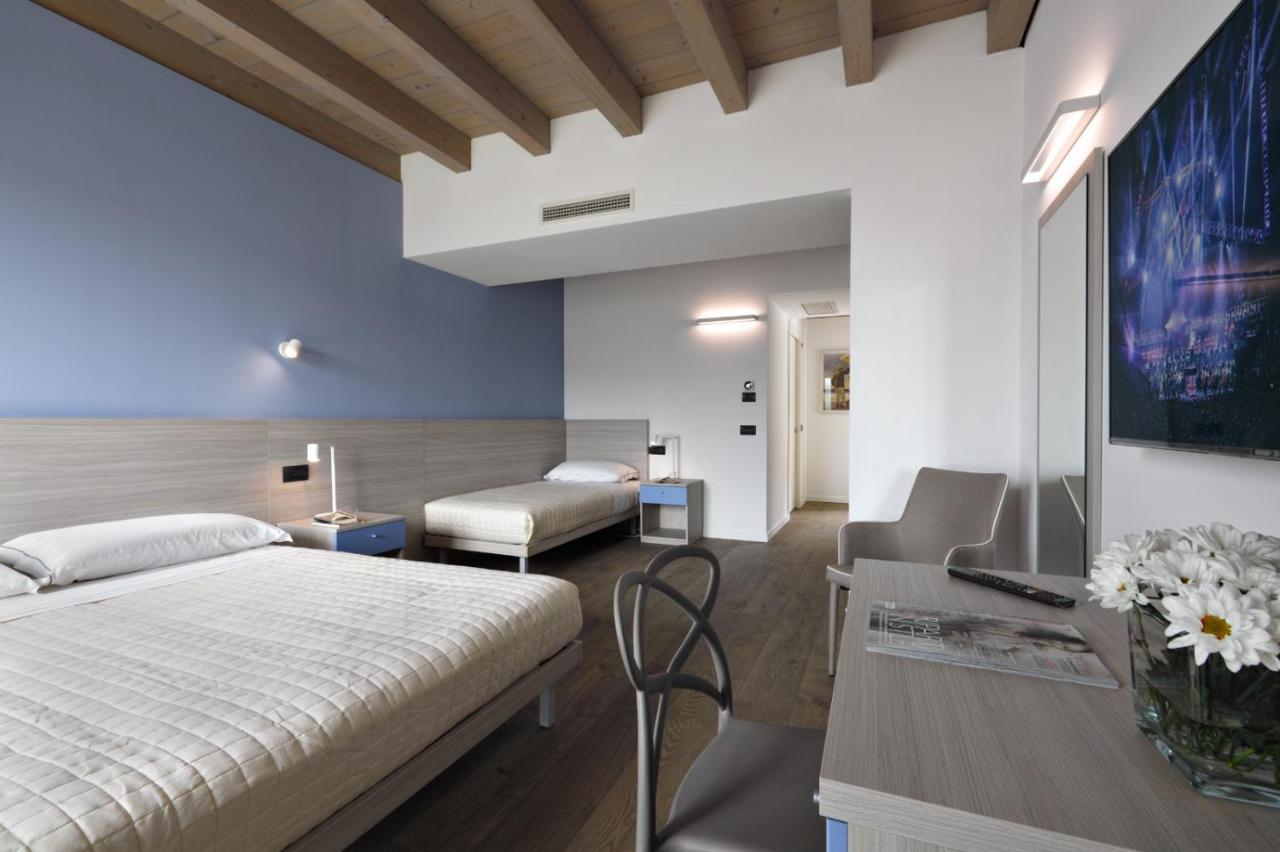 Residence Caffe Maya Maslianico Екстер'єр фото