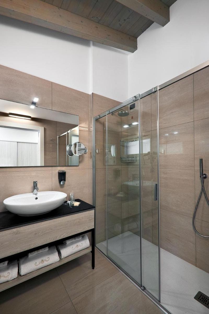 Residence Caffe Maya Maslianico Екстер'єр фото