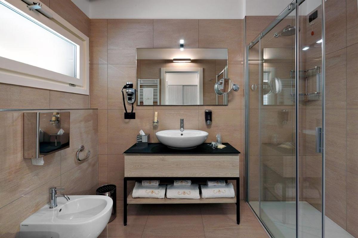 Residence Caffe Maya Maslianico Екстер'єр фото