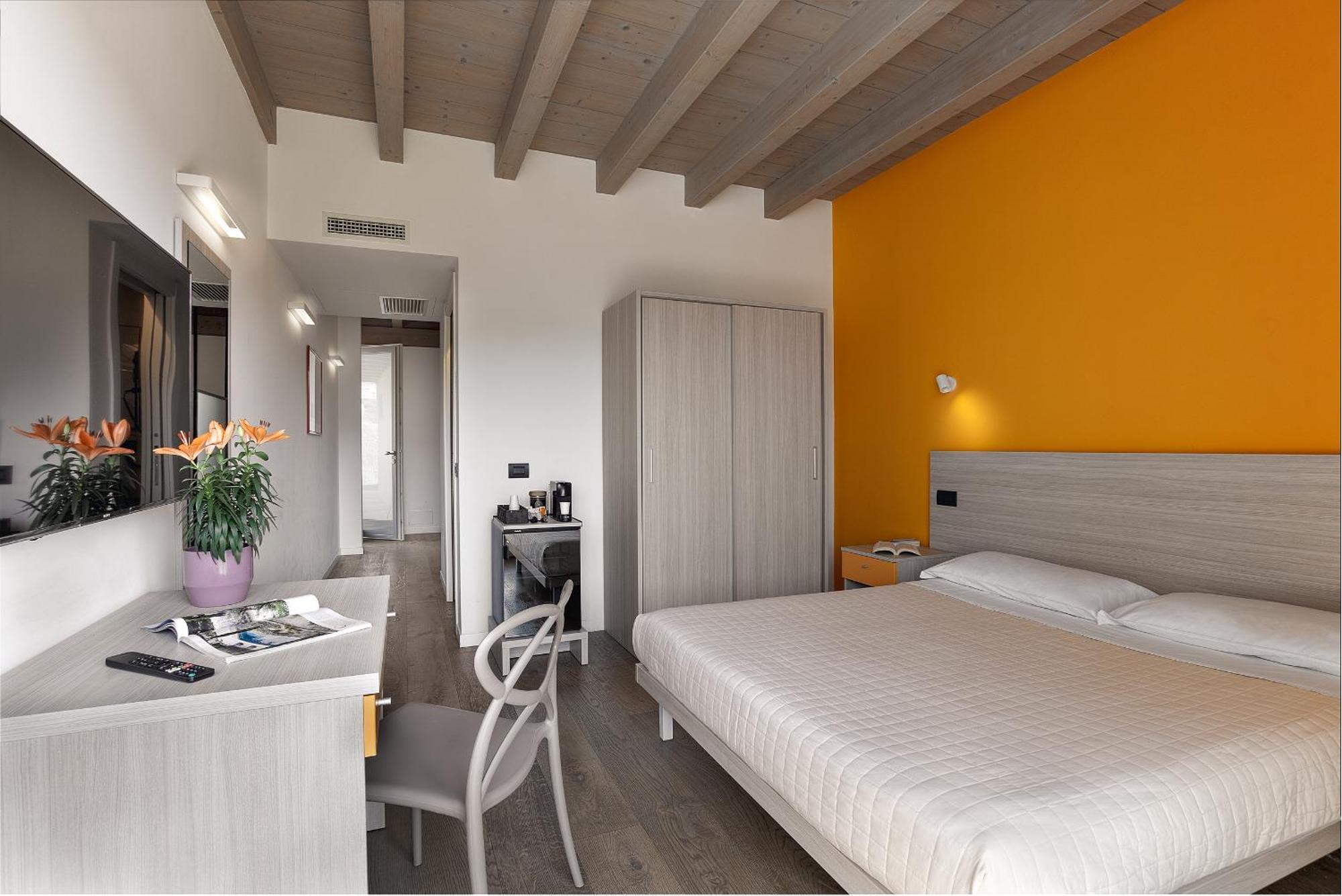 Residence Caffe Maya Maslianico Екстер'єр фото
