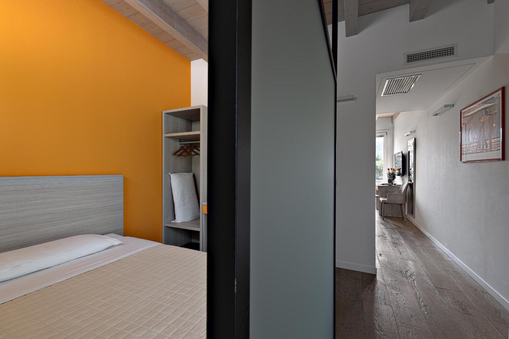 Residence Caffe Maya Maslianico Екстер'єр фото