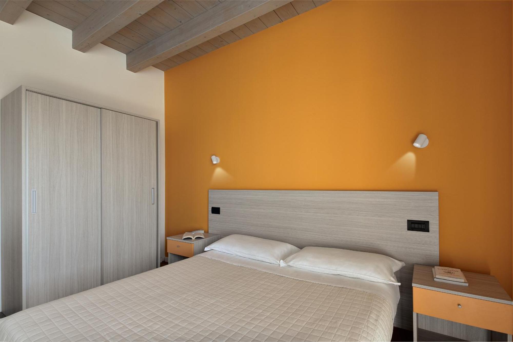 Residence Caffe Maya Maslianico Екстер'єр фото
